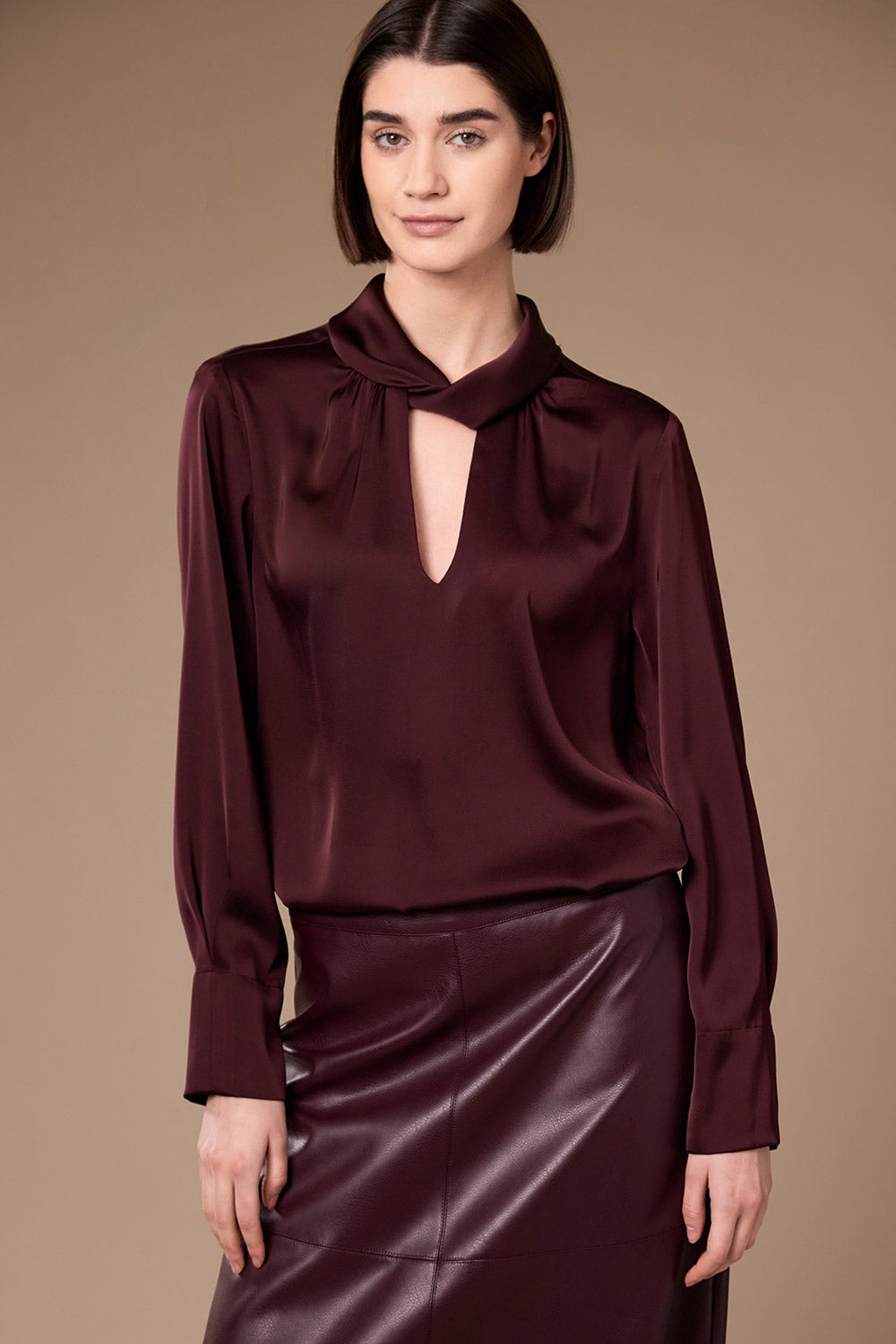 Peruzzi - Twist Neck Top